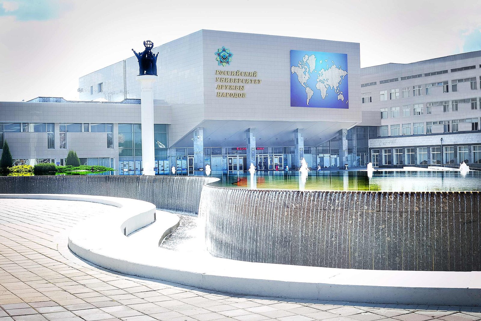 RUDN Üniversitesi ana binası ve önündeki fıskiye